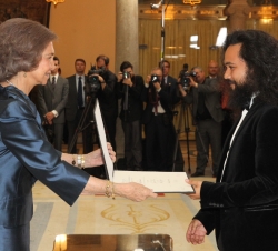 Su Majestad la Reina entrega el galardón a uno de los alumnos más distinguidos de la Escuela Superior de Música Reina Sofía